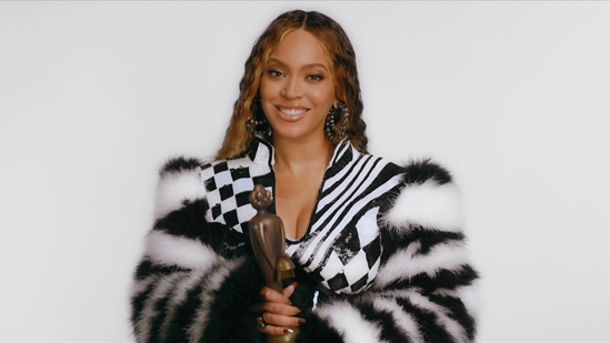 Beyoncé Receiving the Award for Best International Artist