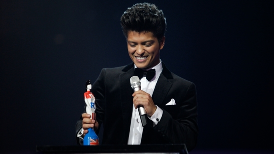 Bruno Mars accepting his award for International Male Solo Artist