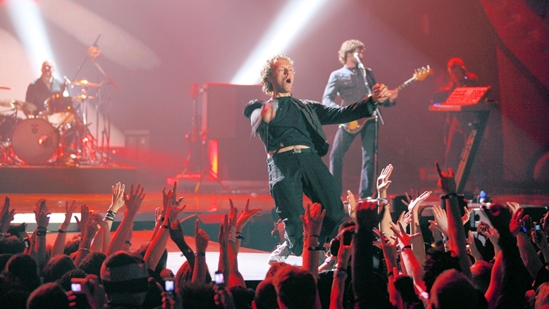 Coldplay performing 'Square One' at The BRITs 2006