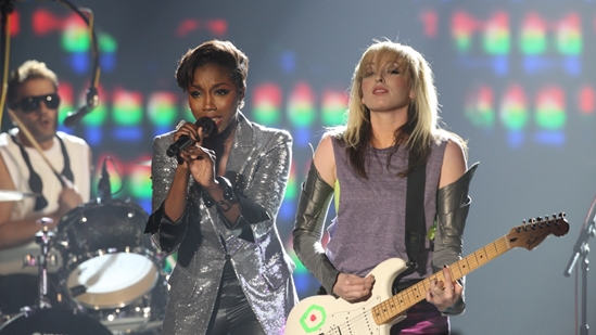 The Ting Tings & Estelle performing 'American Boy' at The BRITs 2009