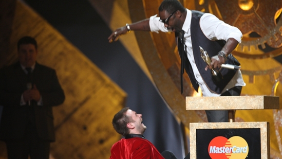 Idris Elba presenting Kasabian with the award for British Group