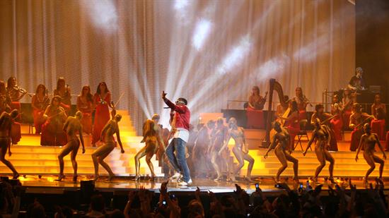 Kanye West performing at The BRITs 2006