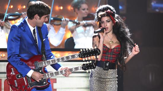 Amy Winehouse & Mark Ronson performing 'Valerie' at The BRITs 2008