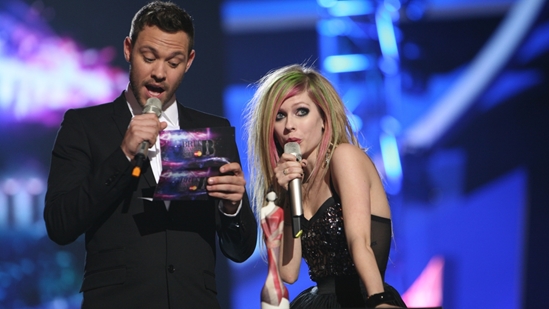 Will Young & Avril Lavigne presenting the award for the International Breakthrough Act